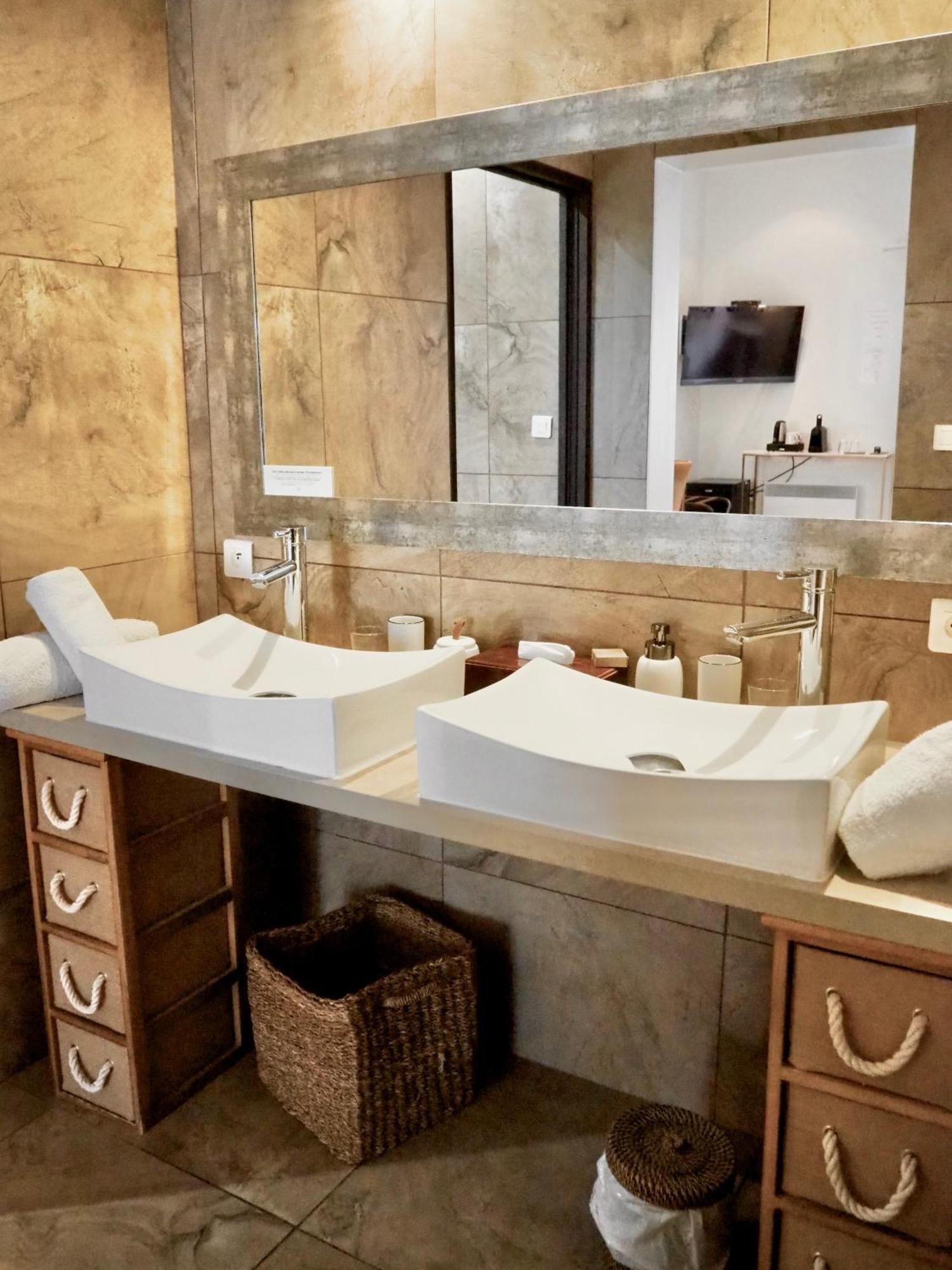 Le Jas De Joucas Hotel-Restaurant Bagian luar foto