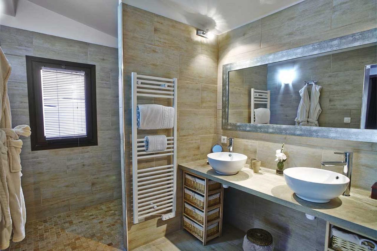 Le Jas De Joucas Hotel-Restaurant Bagian luar foto